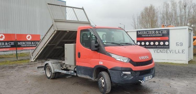 IVECO 35C13 BENNE AVEC COFFRE ACIER DIESEL – KILOMETRAGE INCERTAIN – ANNEE 2016 ROUGE ED-335-TW