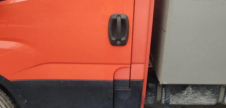 IVECO 35C13 BENNE AVEC COFFRE ACIER DIESEL – KILOMETRAGE INCERTAIN – ANNEE 2016 ROUGE ED-335-TW