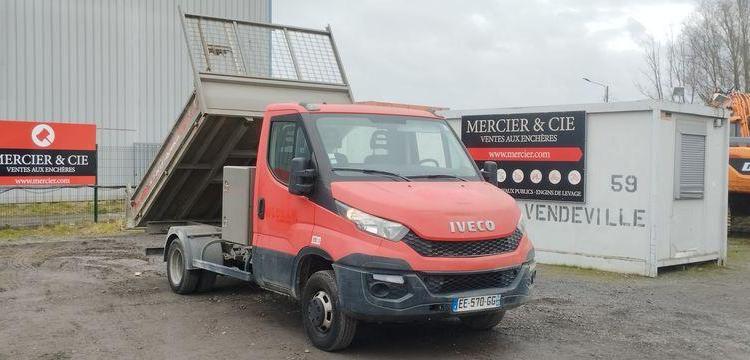 IVECO 35C13 AVEC COFFRE ACIER DIESEL – 130212 KMS – ANNEE 2016 ROUGE EE-570-GG