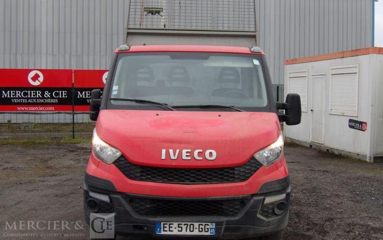 IVECO 35C13 AVEC COFFRE ACIER DIESEL – 130212 KMS – ANNEE 2016 ROUGE EE-570-GG