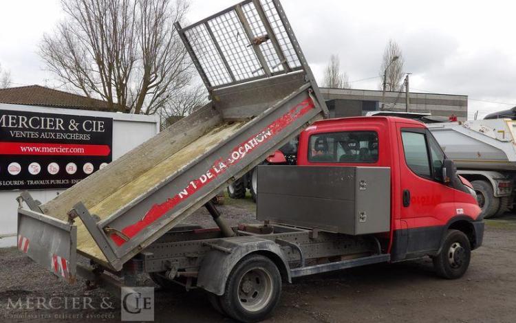 IVECO 35C13 AVEC COFFRE ACIER DIESEL – 130212 KMS – ANNEE 2016 ROUGE EE-570-GG