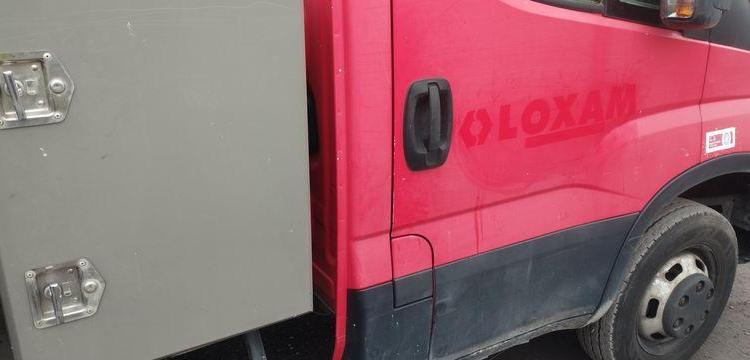 IVECO 35C13 AVEC COFFRE ACIER DIESEL – 130212 KMS – ANNEE 2016 ROUGE EE-570-GG