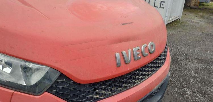 IVECO 35C13 AVEC COFFRE ACIER DIESEL – 130212 KMS – ANNEE 2016 ROUGE EE-570-GG