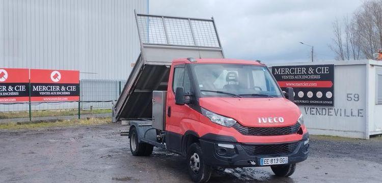 IVECO 35C13 BENNE AVEC COFFRE ACIER- DIESEL – 84435 KMS – ANNEE 2016 ROUGE EE-813-GG