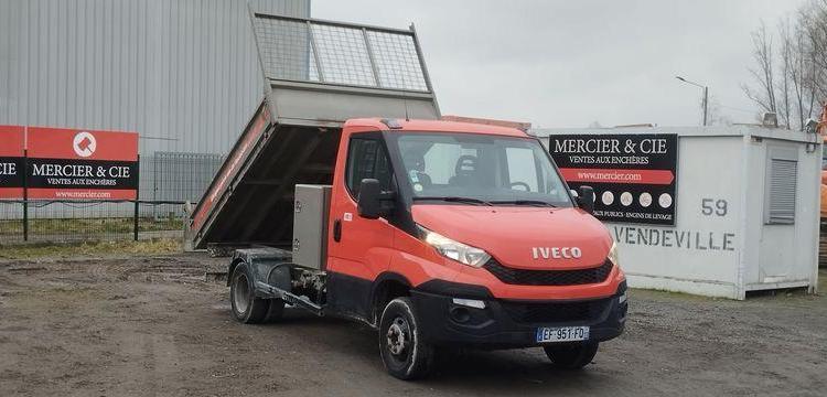 IVECO 35C13 BENNE AVEC COFFRE ACIER DIESEL – 156018 KMS – ANNEE 2016 ROUGE EF-951-FQ