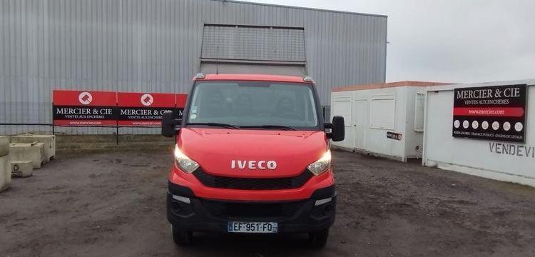 IVECO 35C13 BENNE AVEC COFFRE ACIER DIESEL – 156018 KMS – ANNEE 2016 ROUGE EF-951-FQ