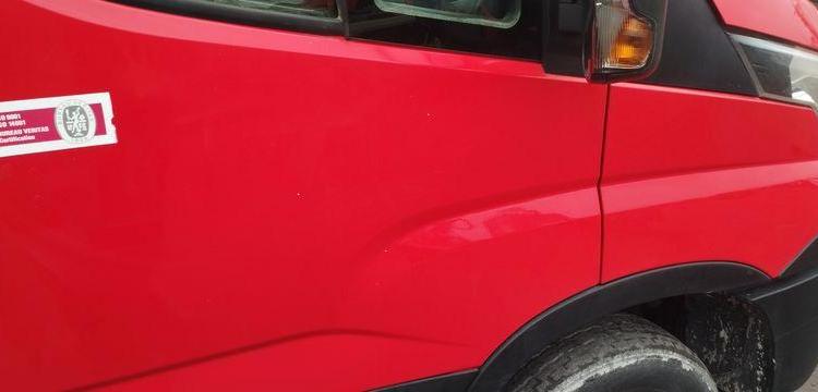 IVECO 35C13 BENNE AVEC COFFRE ACIER DIESEL – 156018 KMS – ANNEE 2016 ROUGE EF-951-FQ