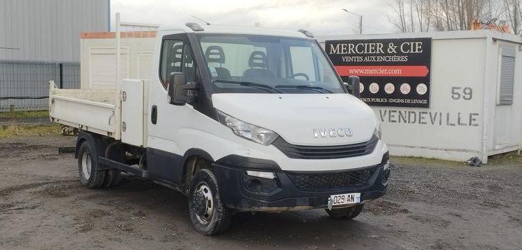 IVECO 35S12 BENNE AVEC COFFRE ACIER DIESEL – 102674 KMS – ANNEE 2017 BLANC EP-029-AN