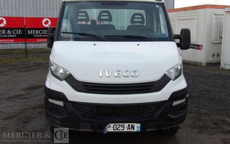 IVECO 35S12 BENNE AVEC COFFRE ACIER DIESEL – 102674 KMS – ANNEE 2017 BLANC EP-029-AN