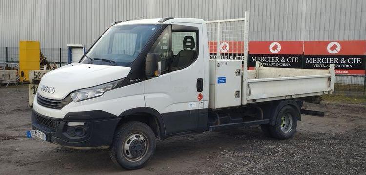 IVECO 35S12 BENNE AVEC COFFRE ACIER DIESEL – 102674 KMS – ANNEE 2017 BLANC EP-029-AN