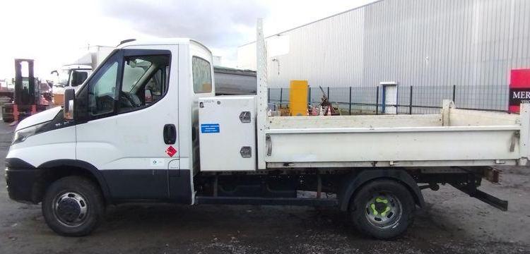 IVECO 35S12 BENNE AVEC COFFRE ACIER DIESEL – 102674 KMS – ANNEE 2017 BLANC EP-029-AN